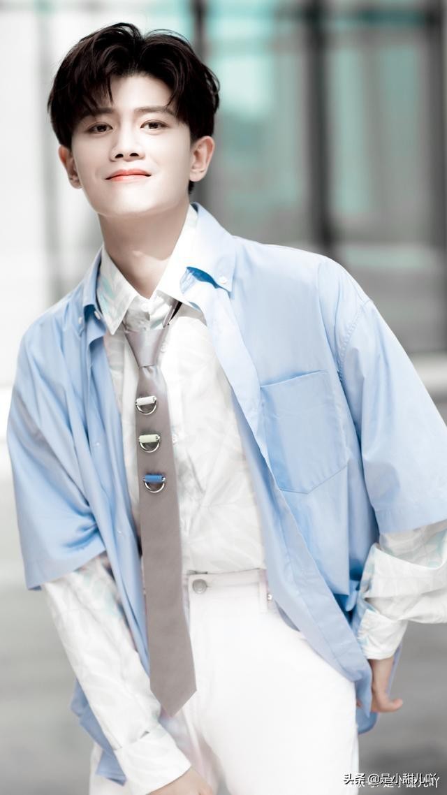 任嘉伦直播陪粉丝聊天爆料自己的微博小号以及下一步的工作计划