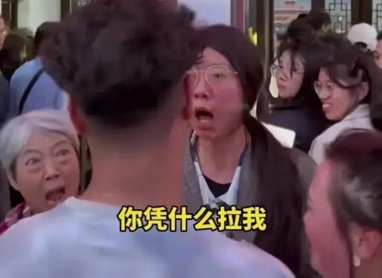 抓紧机会赚钱！插队女微博收获众多赞赏